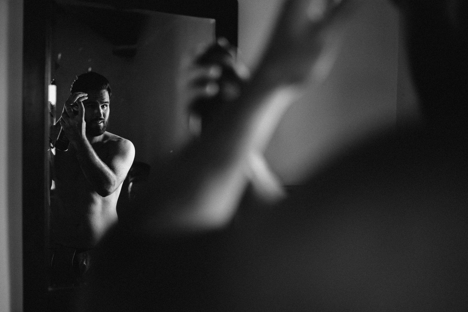 amsterdam wedding photographer groom preparing