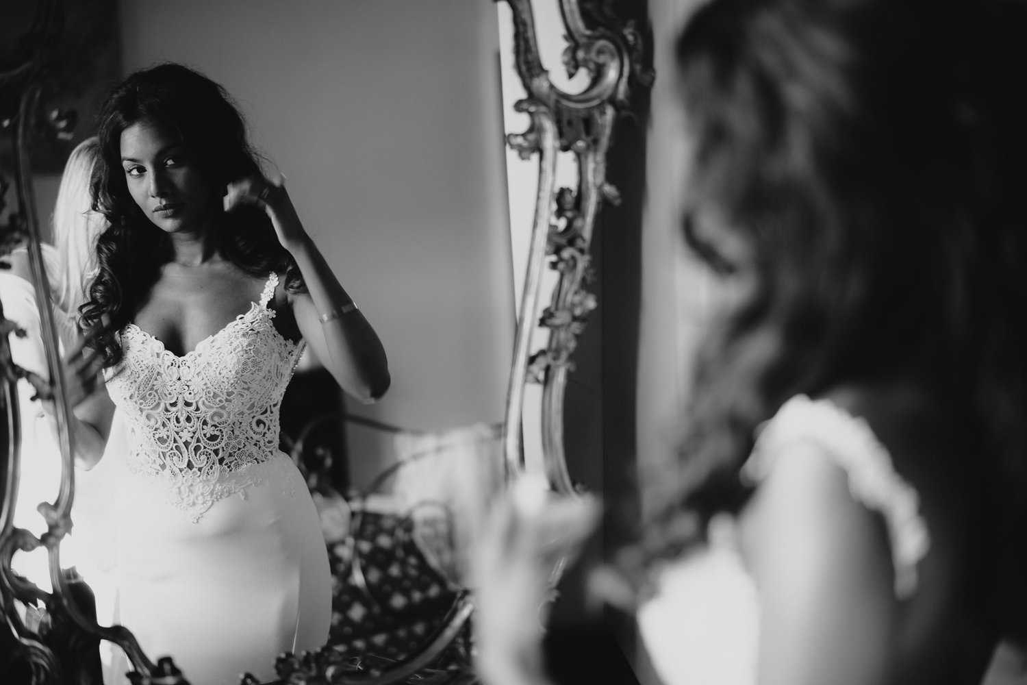 bride getting ready at destination wedding tuscany by mark hadden amsterdam wedding photographer