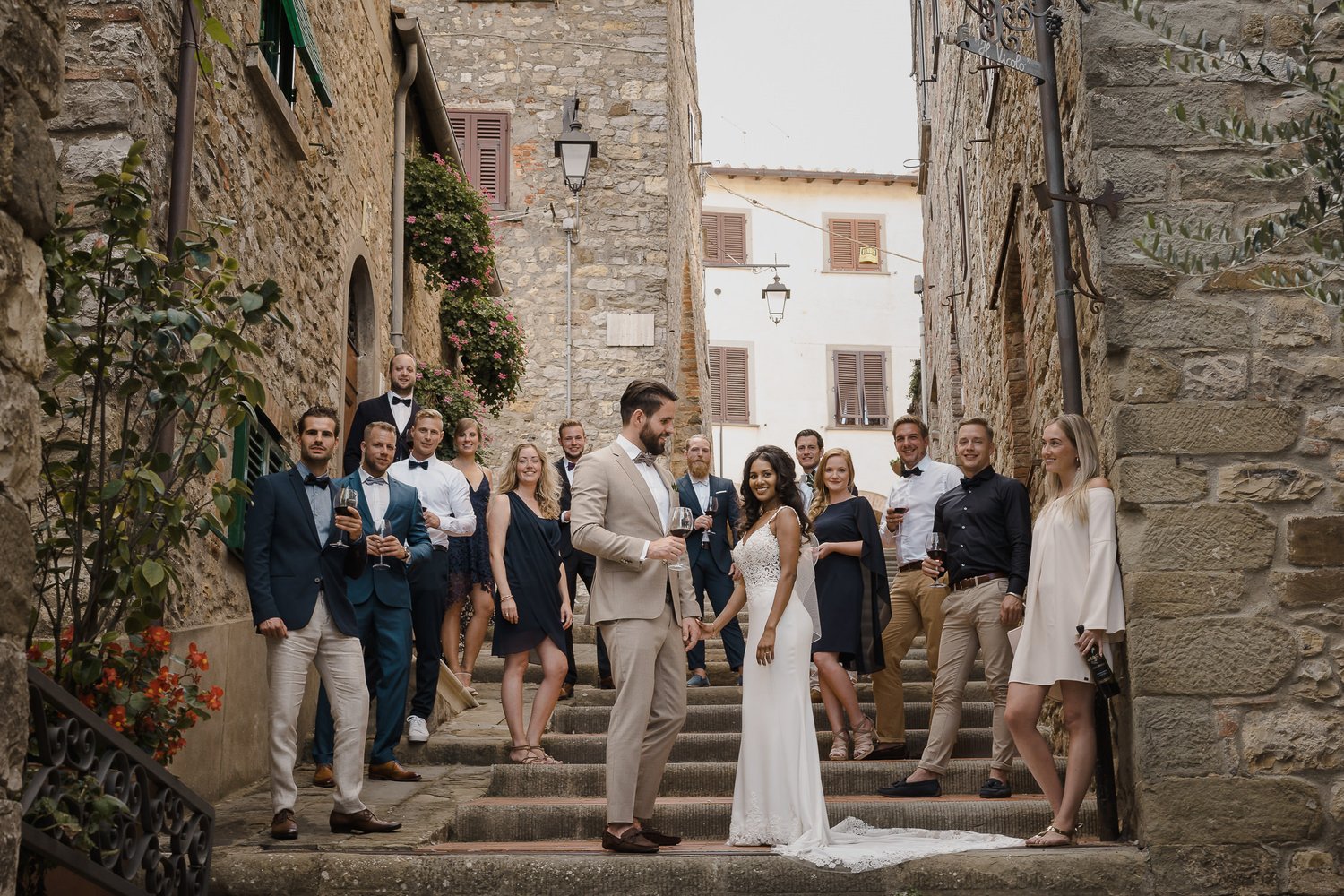 destination wedding tuscany by mark hadden amsterdam wedding photographer, bridal party group shot