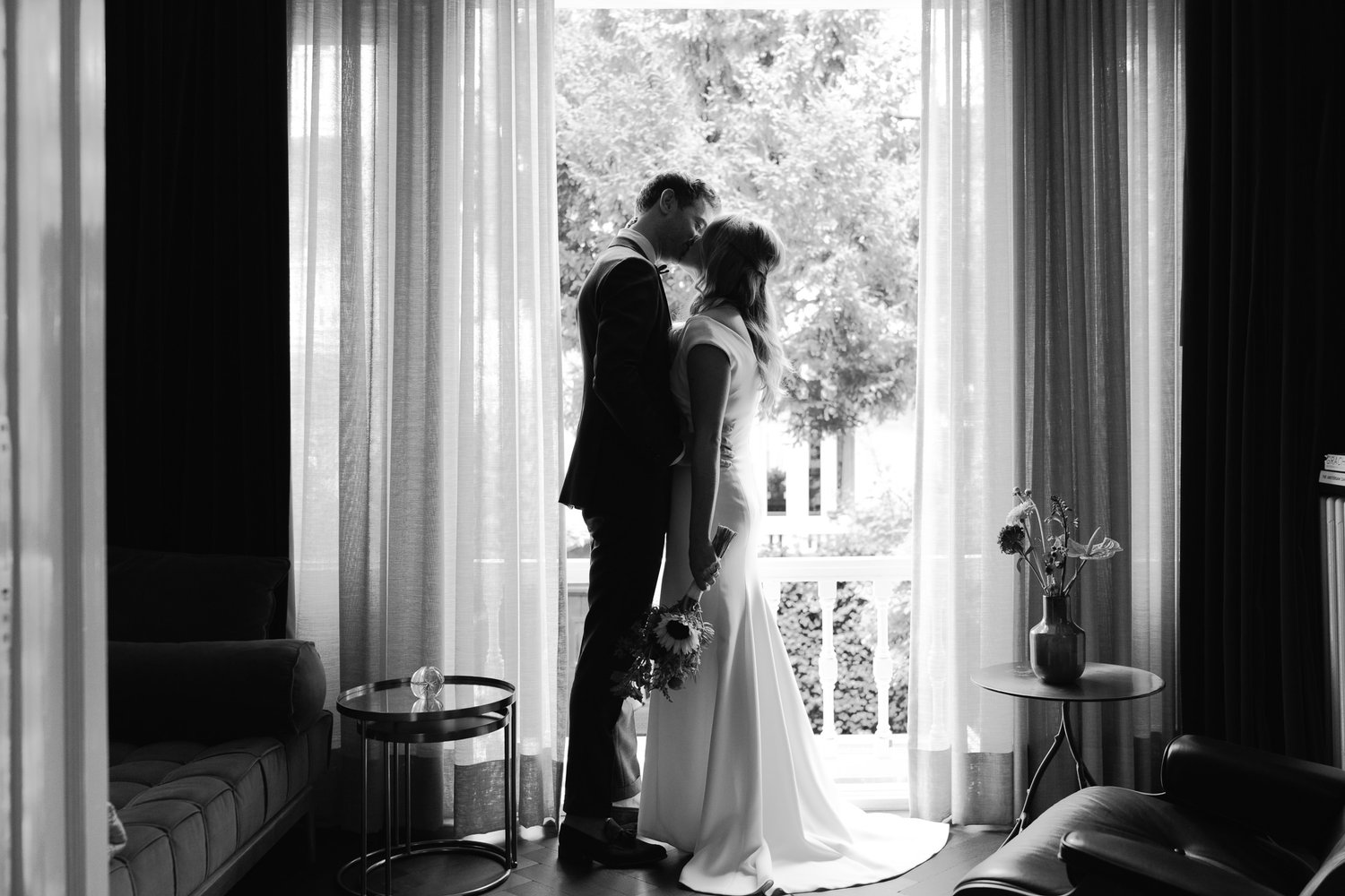 liefdevol bruidspaar gefotografeerd door trouwfotograaf mark hadden