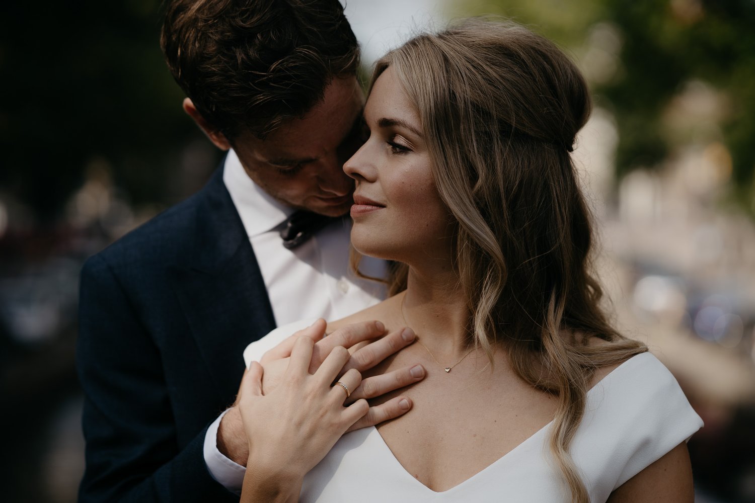trouwfotograaf mark hadden fotografeert koppel in amsterdam op hun bruiloft