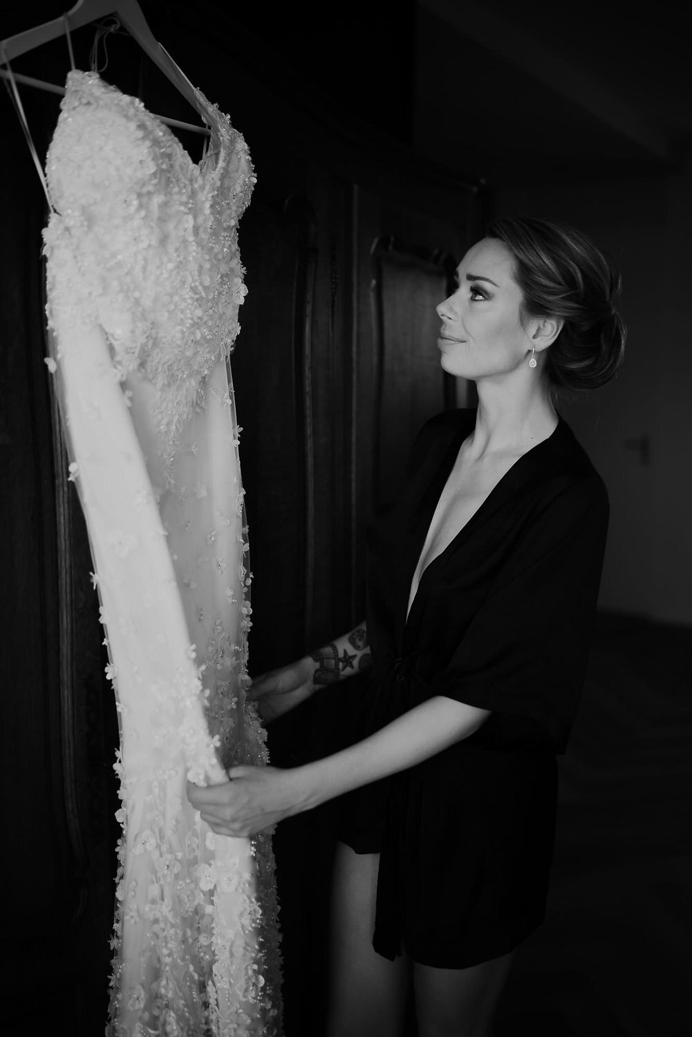 amsterdam-wedding-photographer-mark-hadden-photo-of bride-looking-at-wedding-dress-at-home-rotterdam