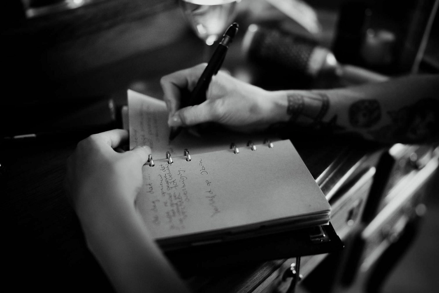 amsterdam wedding photographer close up photo of bride writing wedding vows 