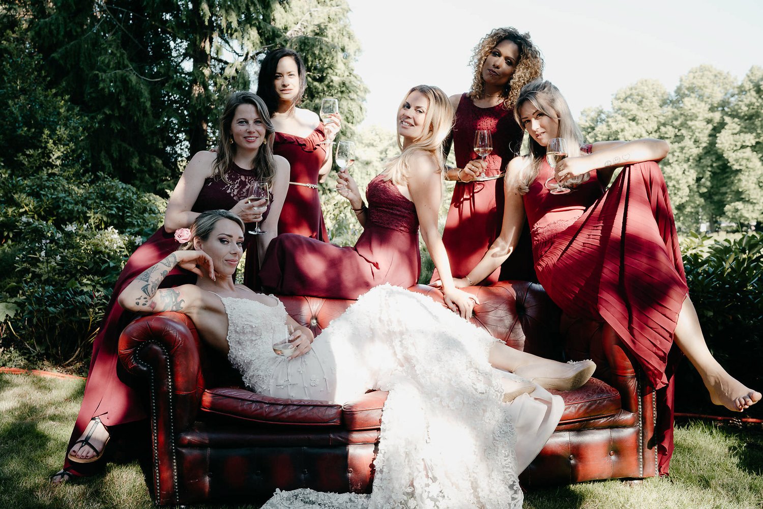 amsterdam wedding photographer photo of the bride and bridesmaids all together at rotterdam garden wedding