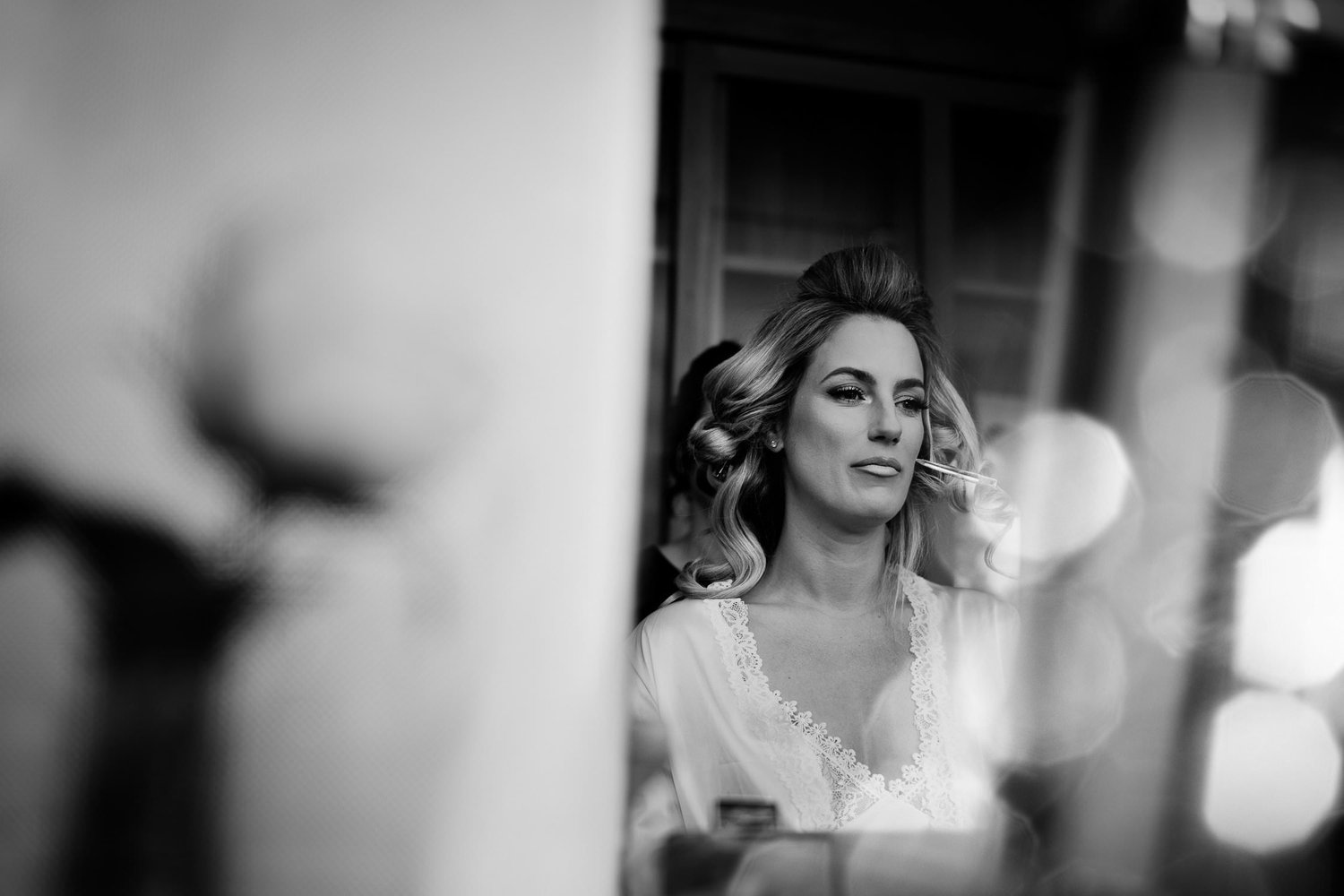 Michelle Jethro-022-2 - makeup artist applying makeup on bride getting ready for wedding in amsterdam.jpg