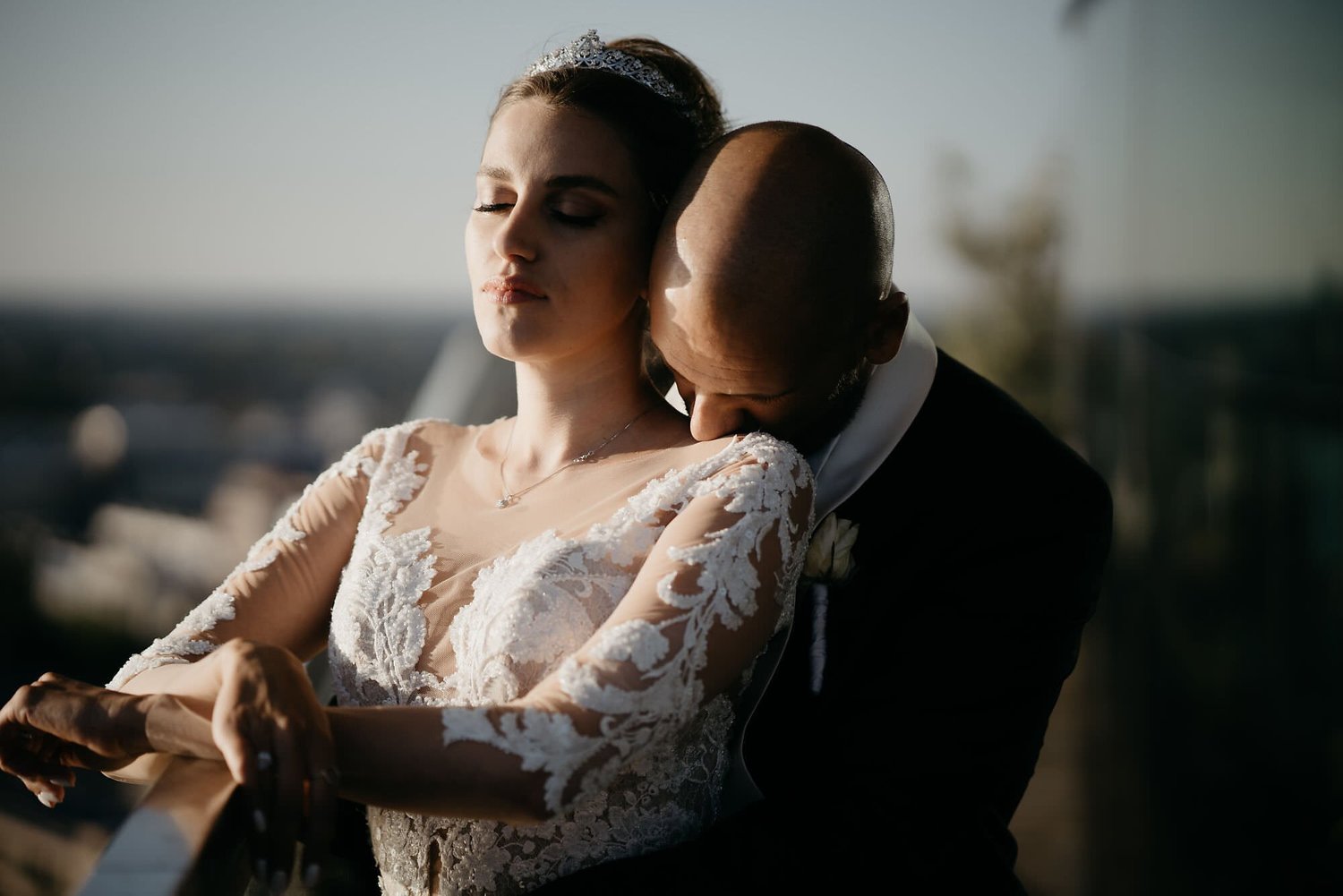 Kareline_Amir_319 - Groom kissing bride's shoulder during photoshoot in amsterdam's a'dam tower.jpg
